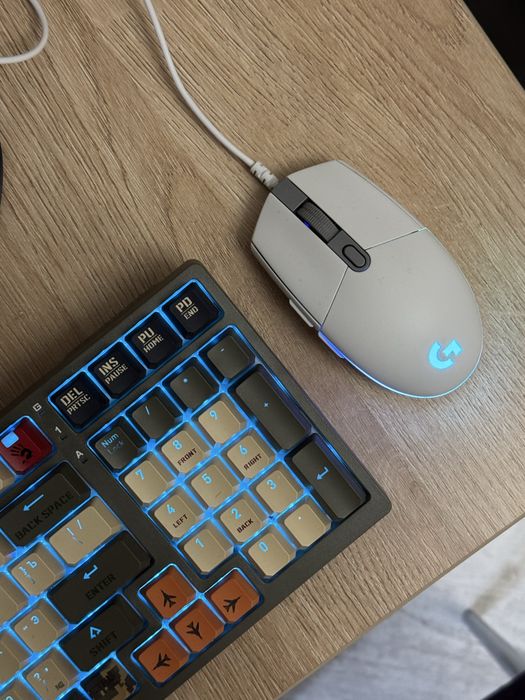 Продается комплект: клавиатура и мышь