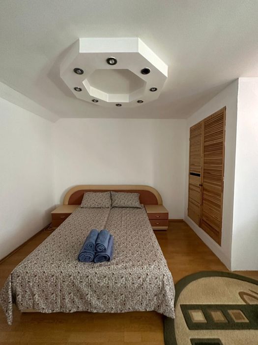 Apartament de închiriat în casă – 3 dormitoare, 2 băi și curte