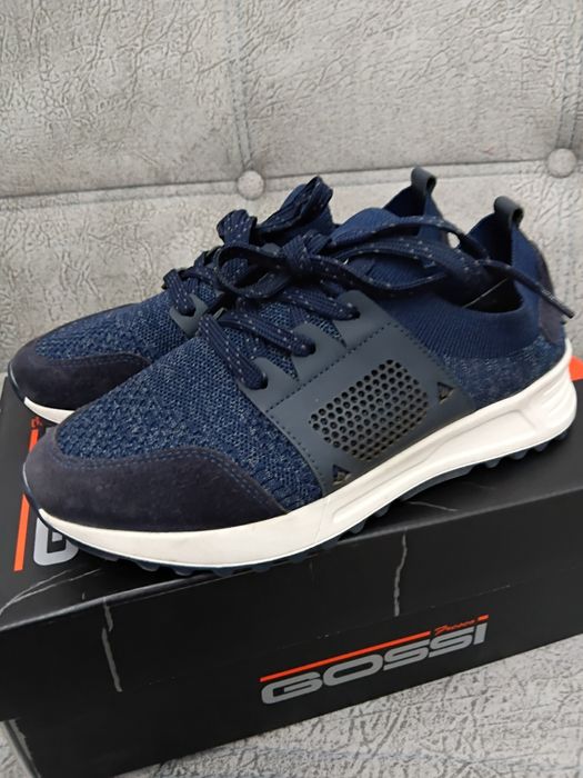 Продаётся обувь.