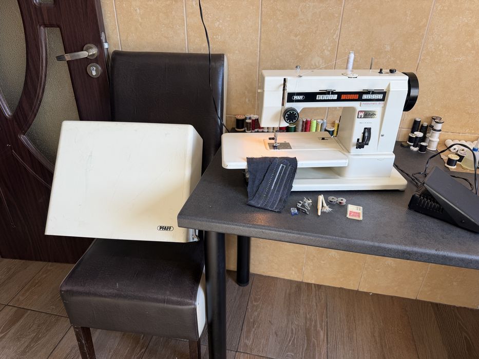Mașină de cusut electrică Pfaff (model 803)