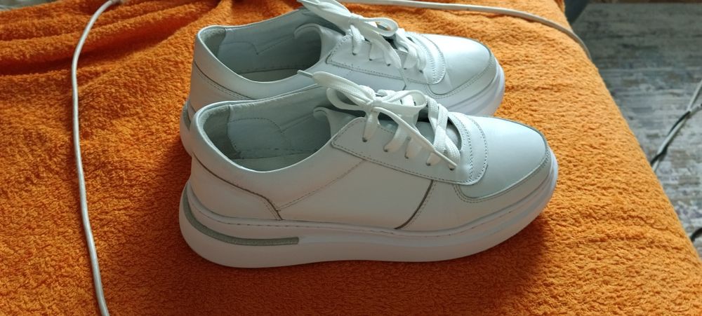 Продам кроссовки женские