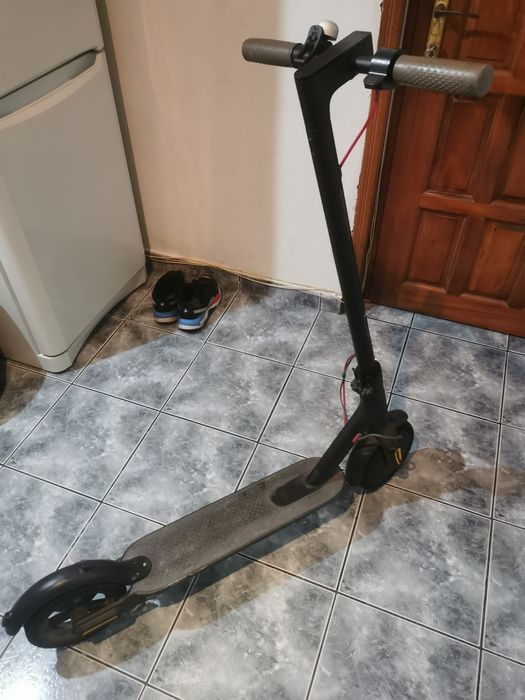 Trotineta electrica xiaomi și sac de box cu cadru metalic pentru perete