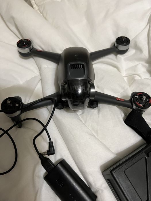 Dji fpv dron with 3 batterirs fly more