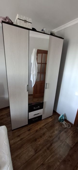 Продам шкаф целый