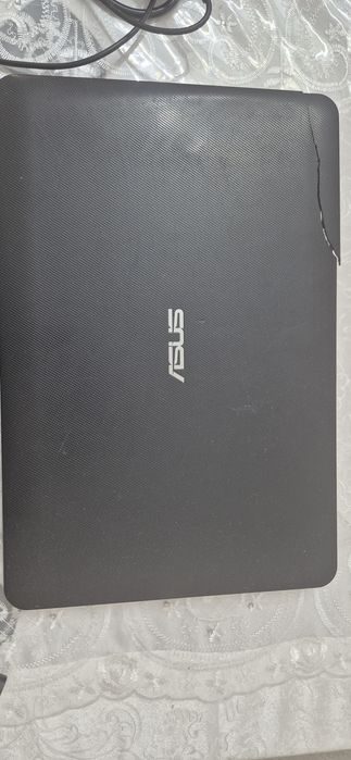 Ноутбук Asus и старые телефон и планшет