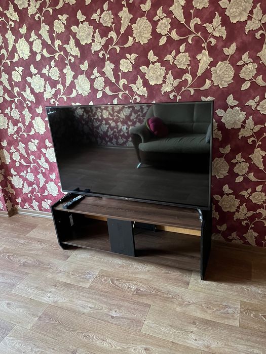 Продам 2  тумбы под тв, диванчик