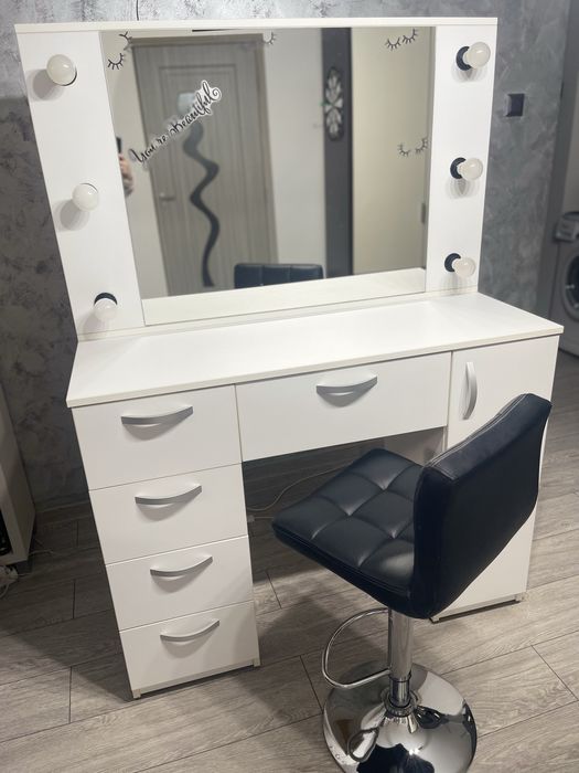 Masa pentru machiaj cu oglinda cu leduri