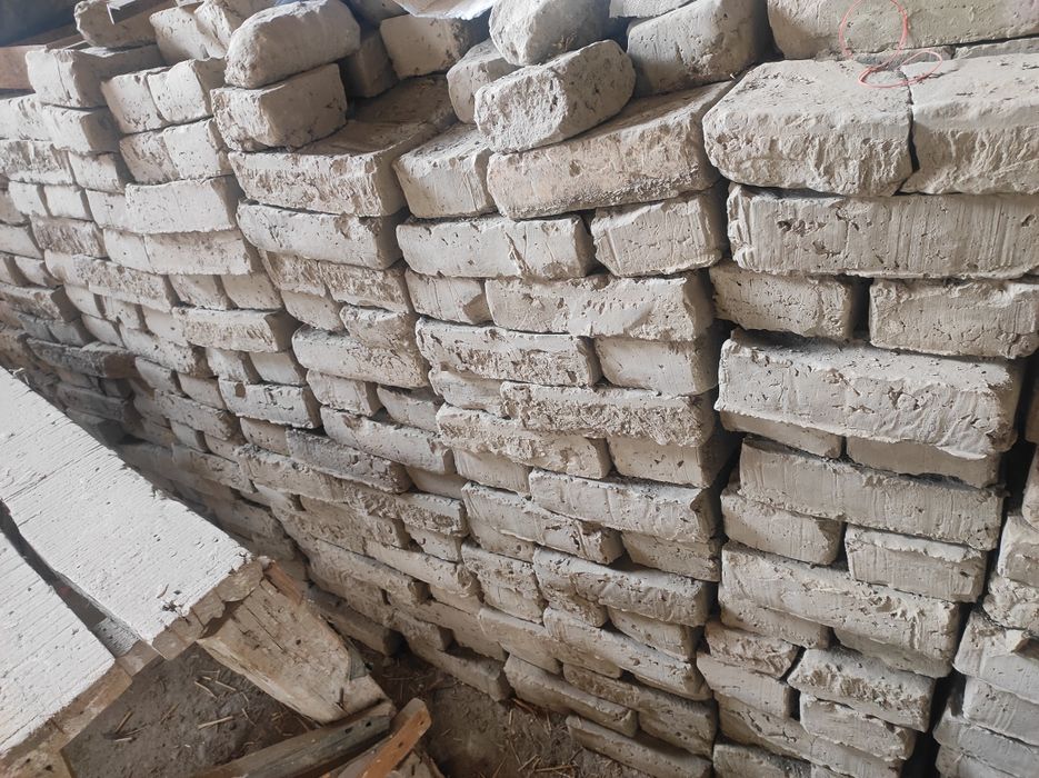 хом гишт . кирпич