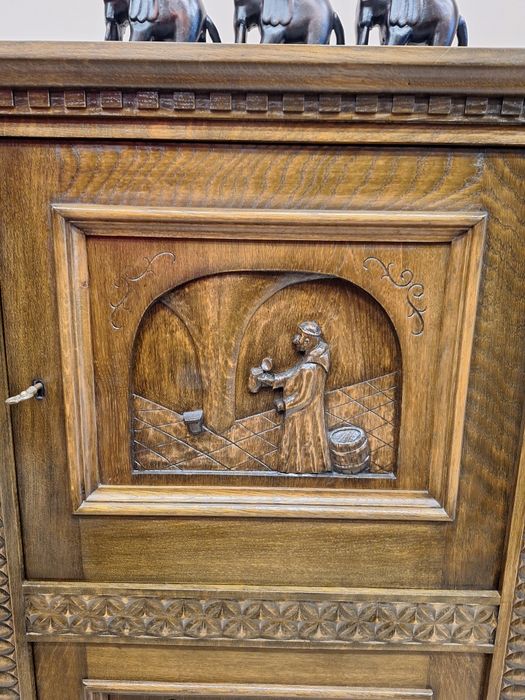 Винтидж ъглов шкаф с богата дърворезба