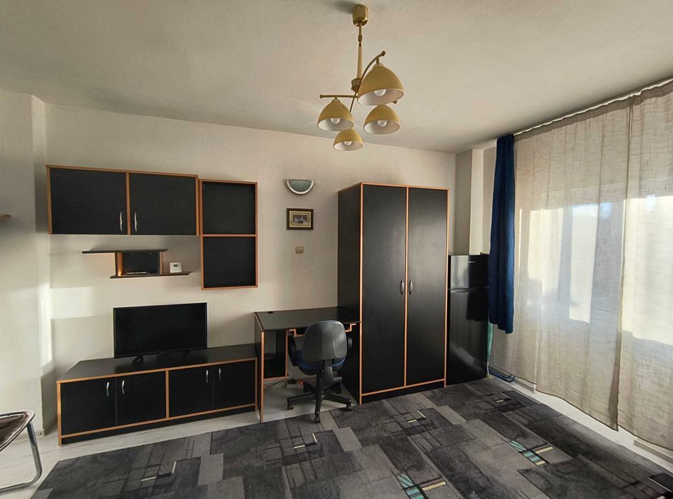 Proprietar, închiriez garsonieră, central, etaj 3
