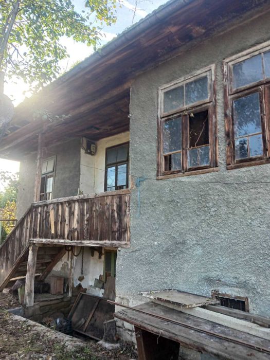 Къща с дворно място в с. Джулюница (до реката)