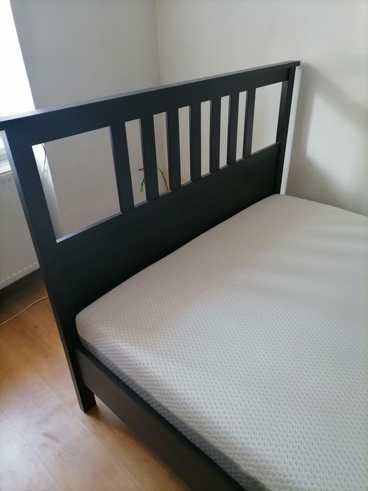 Vand urgent Pat dublu lemn Hemnes (ikea) plus comodă , stare bună