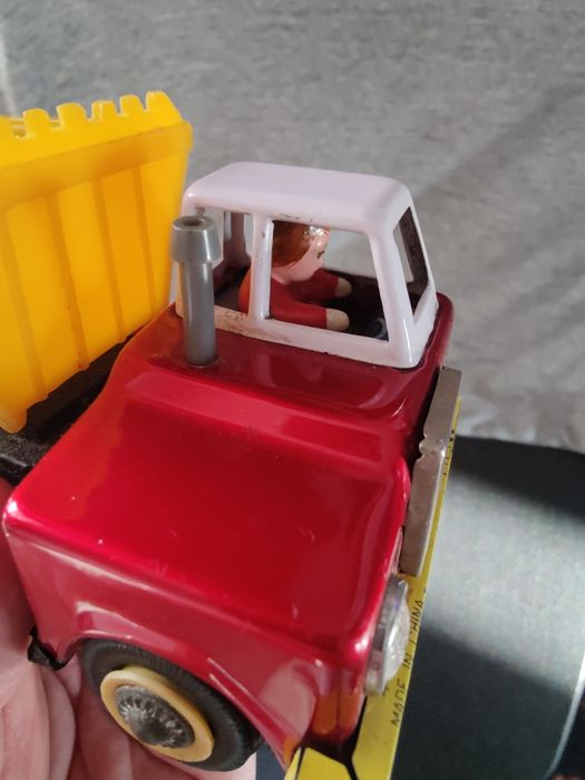 Vînd mașinuță chinezească de tablă din perioada anilor '70.