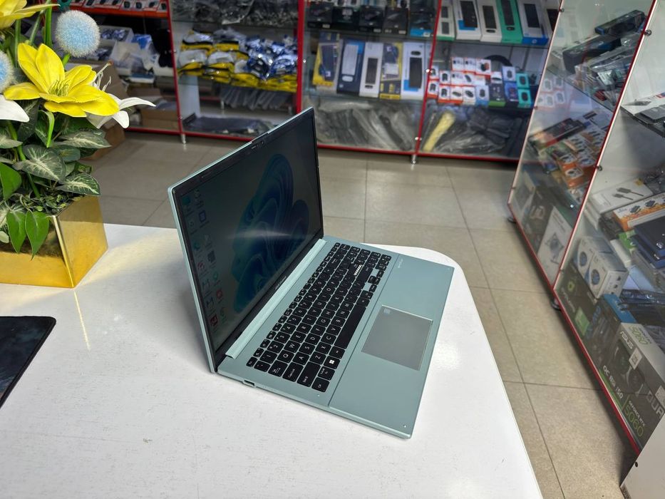 Asus core i3-N305 DDR5 8/256 SSD ideal holatda