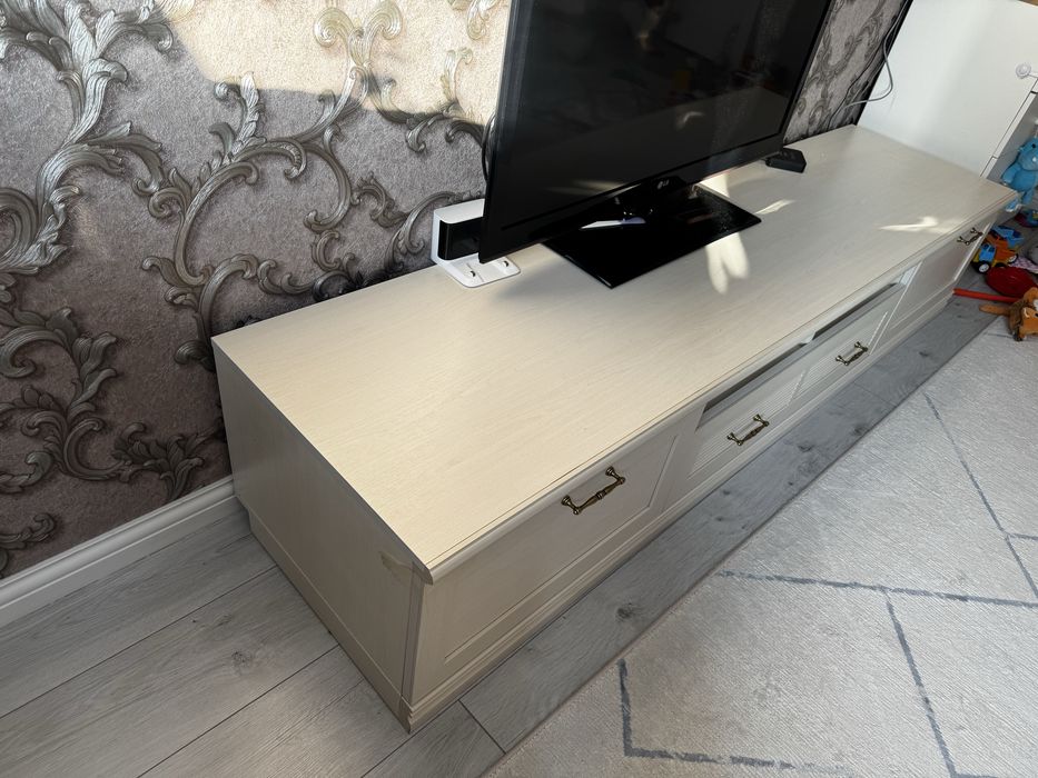Продам тумбу под телевизор