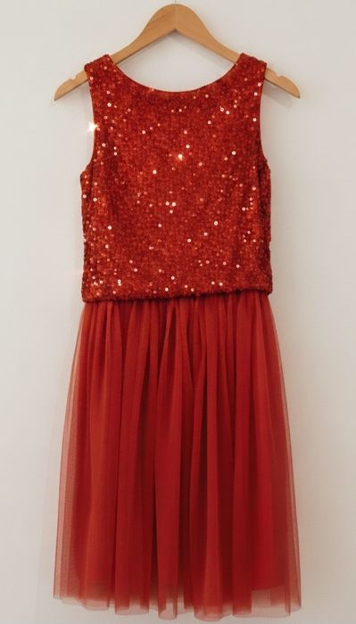Нарядное красное платье с пайетками