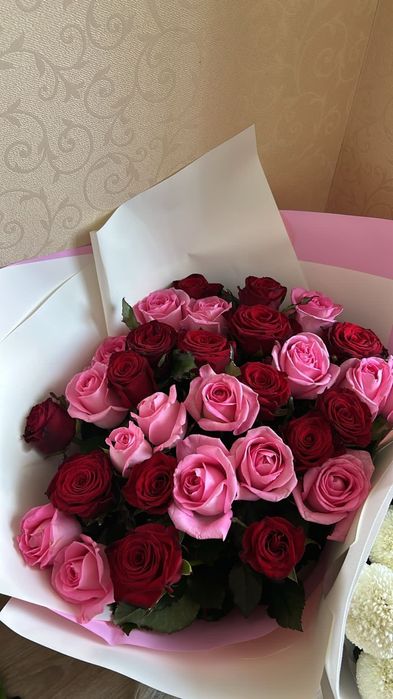 Роскошный букет из красных и розовых роз