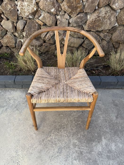 Стол от индонезийска Суара