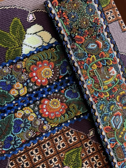 Curea traditionala brodată manual cu mărgele multicolore și ciucuri