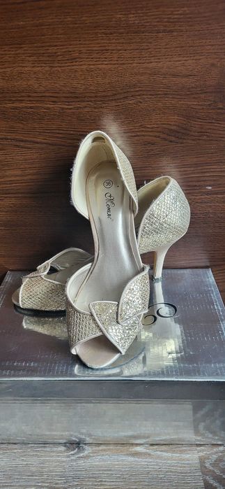Подарявам официални златисти обувки и чанта