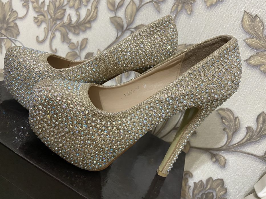 Туфли с камушками