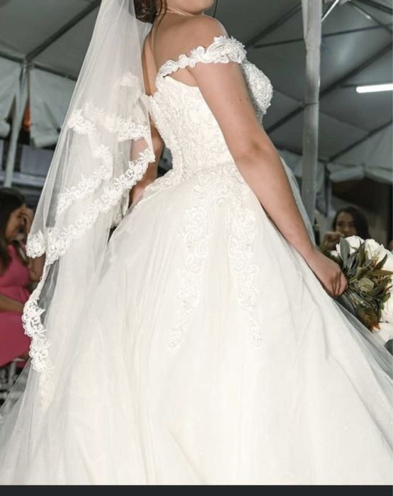 Дантелена булчинска рокля