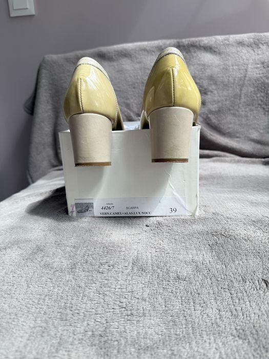 Почти новые бежевые туфли