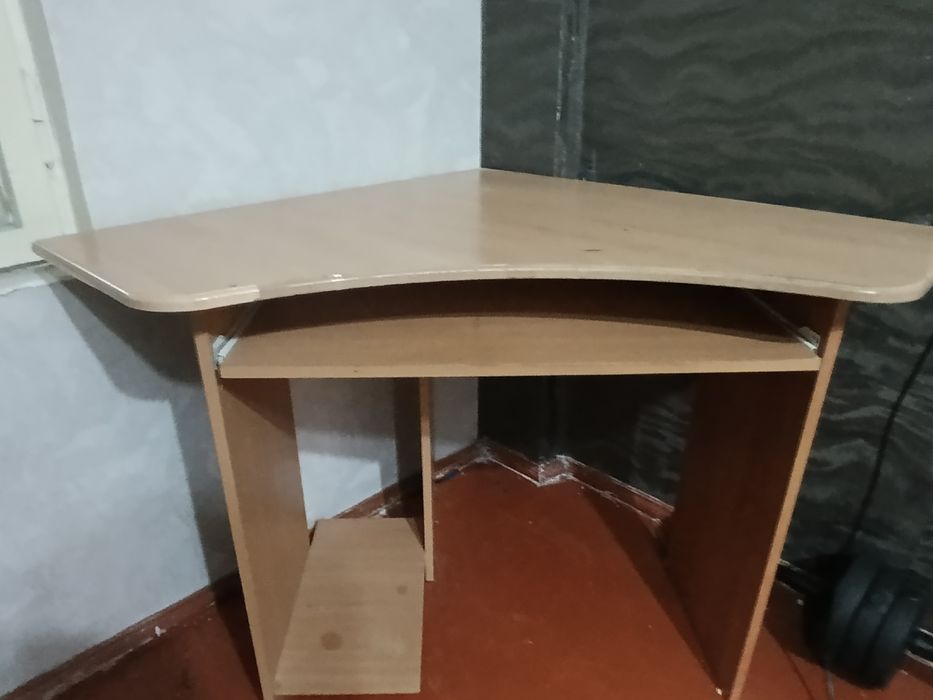 Стол письменный.