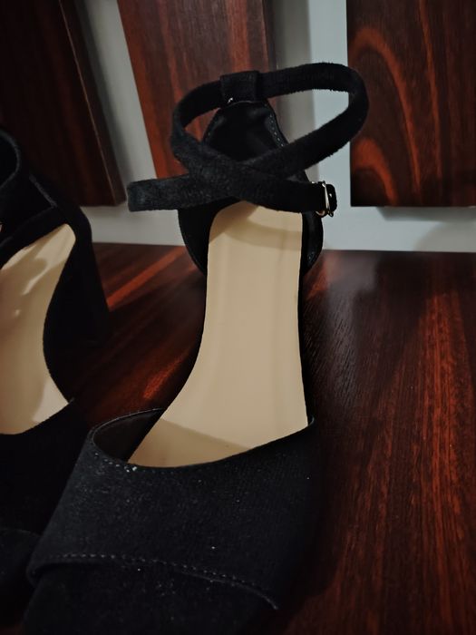 Sandale noi, mărimea 38