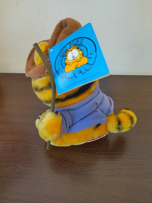 Продавам плюшена играчка GARFIELD Hobo