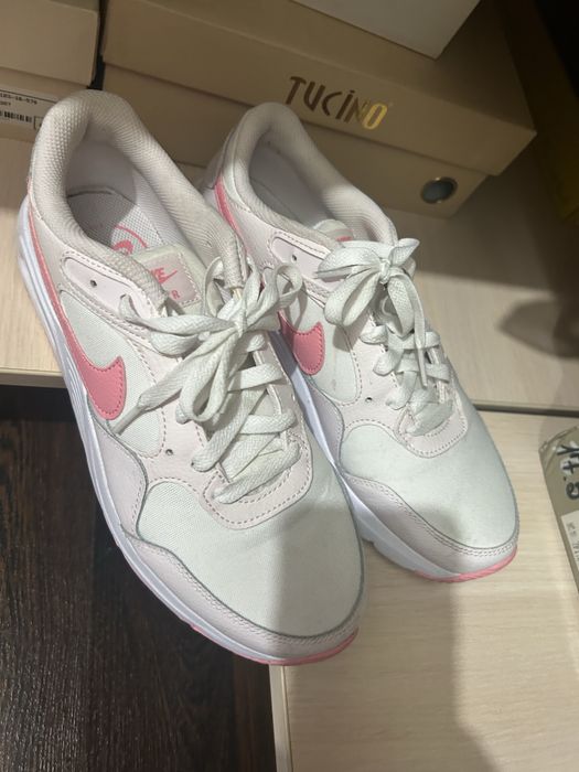 Кроссовки доя девушек