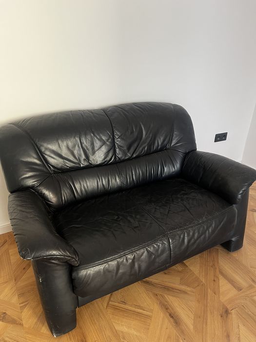 Canapea piele neagră 2 locuri, comfortabilă, uzată, ieftină