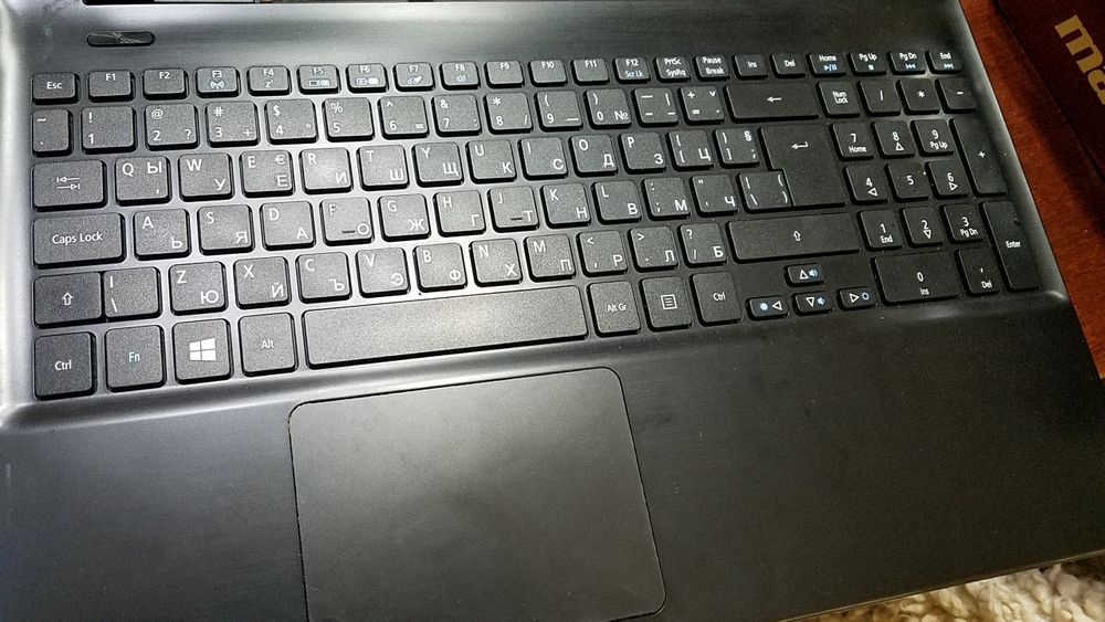 Лаптоп ACER 15.6 инча/8 GB RAM/DVD у-во/128 GB SSD/голяма батерия 6 кл