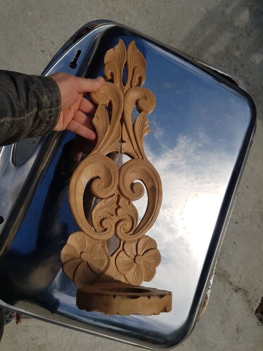 Продавам дървена,старинна поставка за свещ