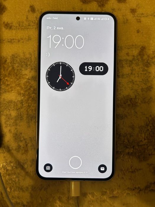 Продам телефон nothing phone 2 заднее стекло чуть треснуло .