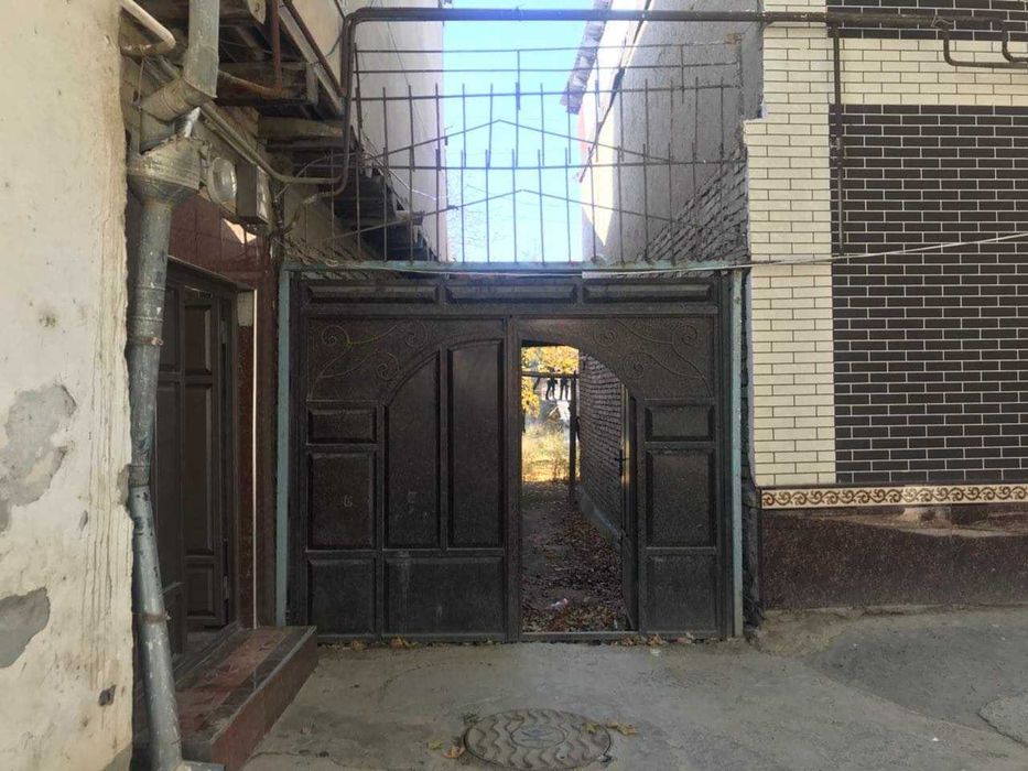 14 sotix uchastkasi, Samarqand Registondan atigi 1 km. Tezda sotiladi.