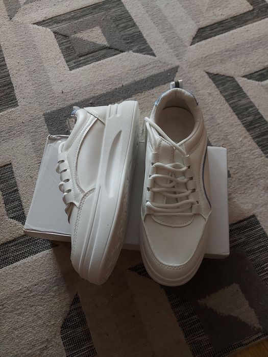 Кроссовки для девочки