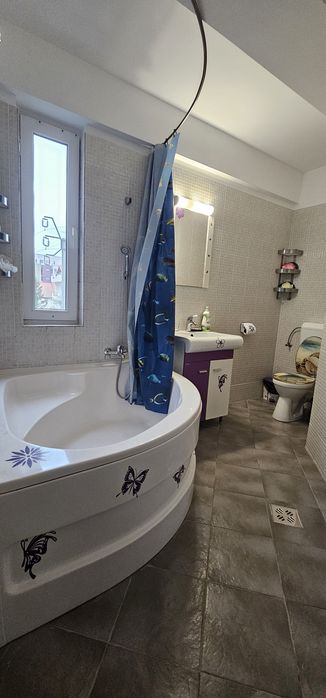 Vând Apartament  trei camere două băi trei balcoane parcare 76 utili