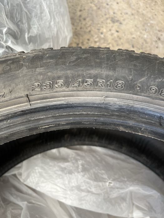 Продам резину 235,45,18