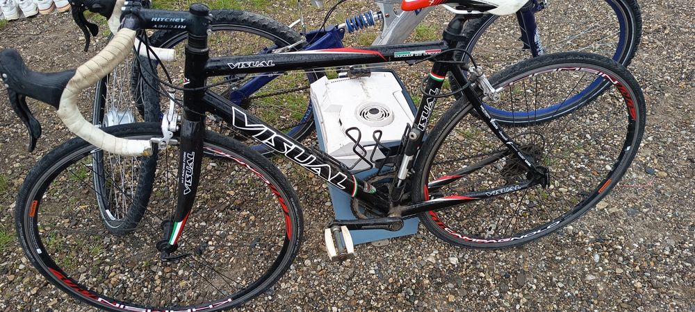 Bicicleta cursieră din carbon