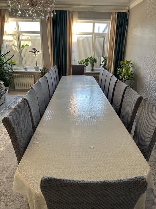 Большой стол со стульями