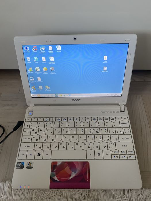 Нетбук Acer белого цвета