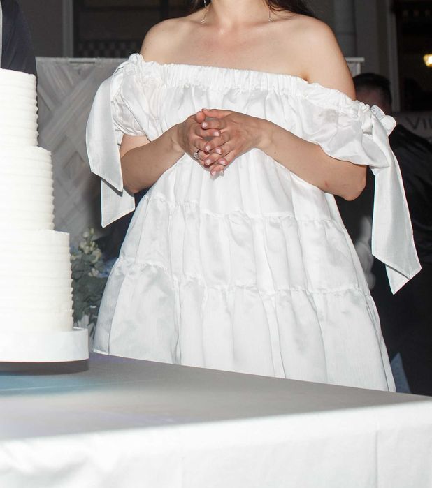 красива бяла рокля