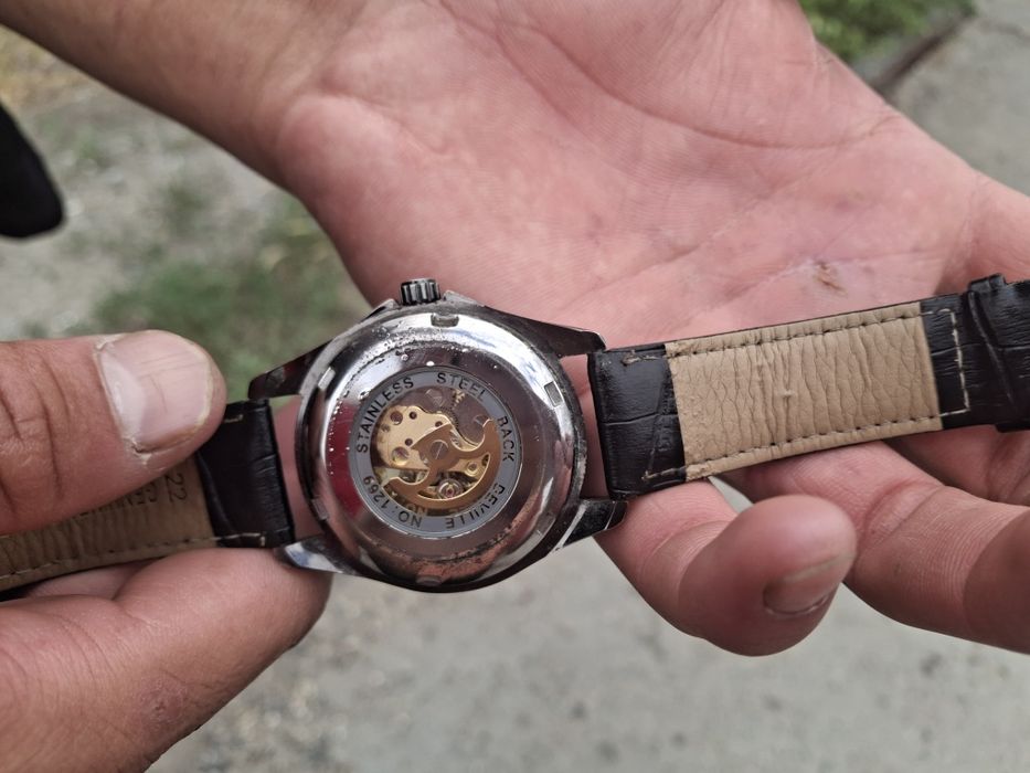 Часы срочно продам