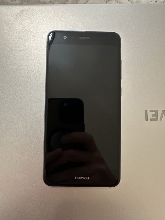 Huawei P10 Lite, 3 GB RAM, 32 GB memorie internă.