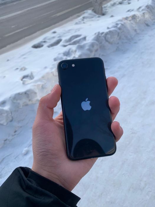 Продам айфон се 64гб