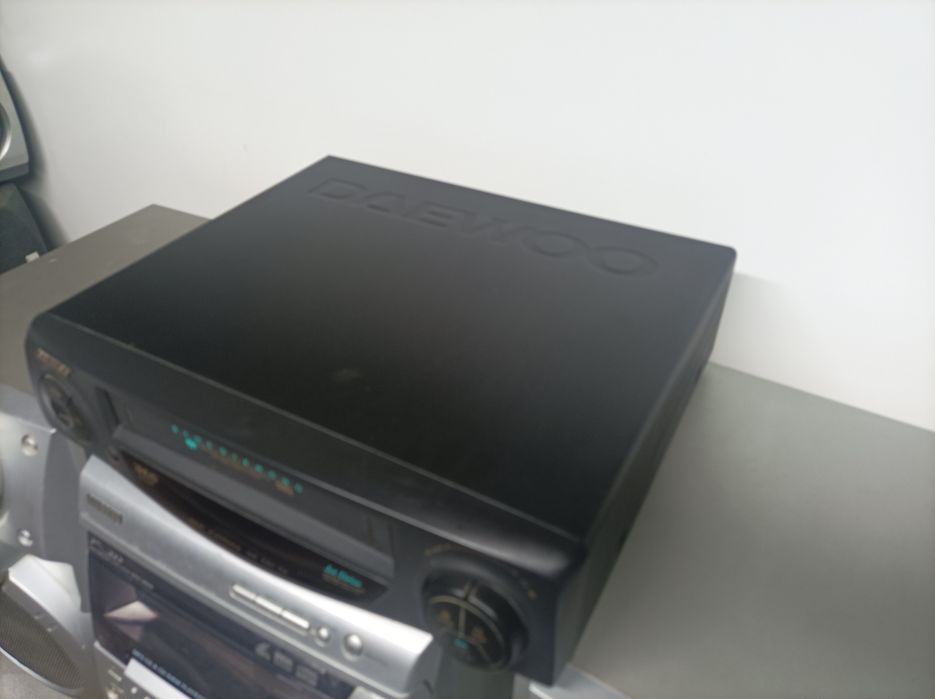 Видео магнитофон sotiladi