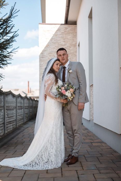 Vand rochie de mireasa lucrata manual noua