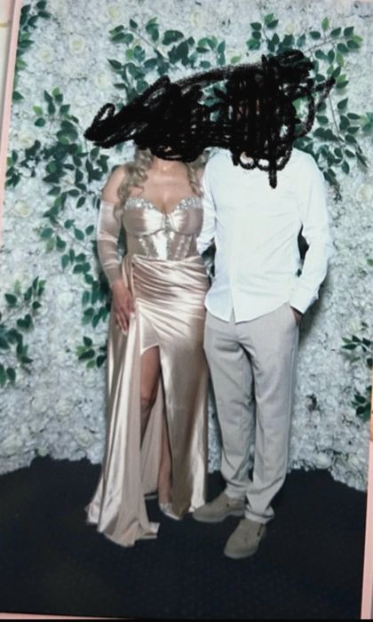 Rochie elegantă crem cu aplicații strălucitoare – purtată o singură dată