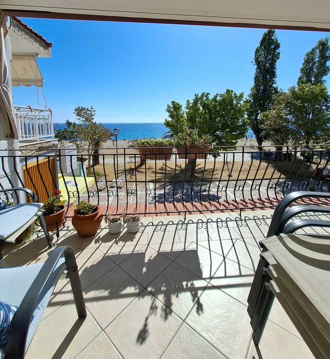 Продава лукс апартамент 48м2 първа линия в Неа Врасна, Северна Гърция